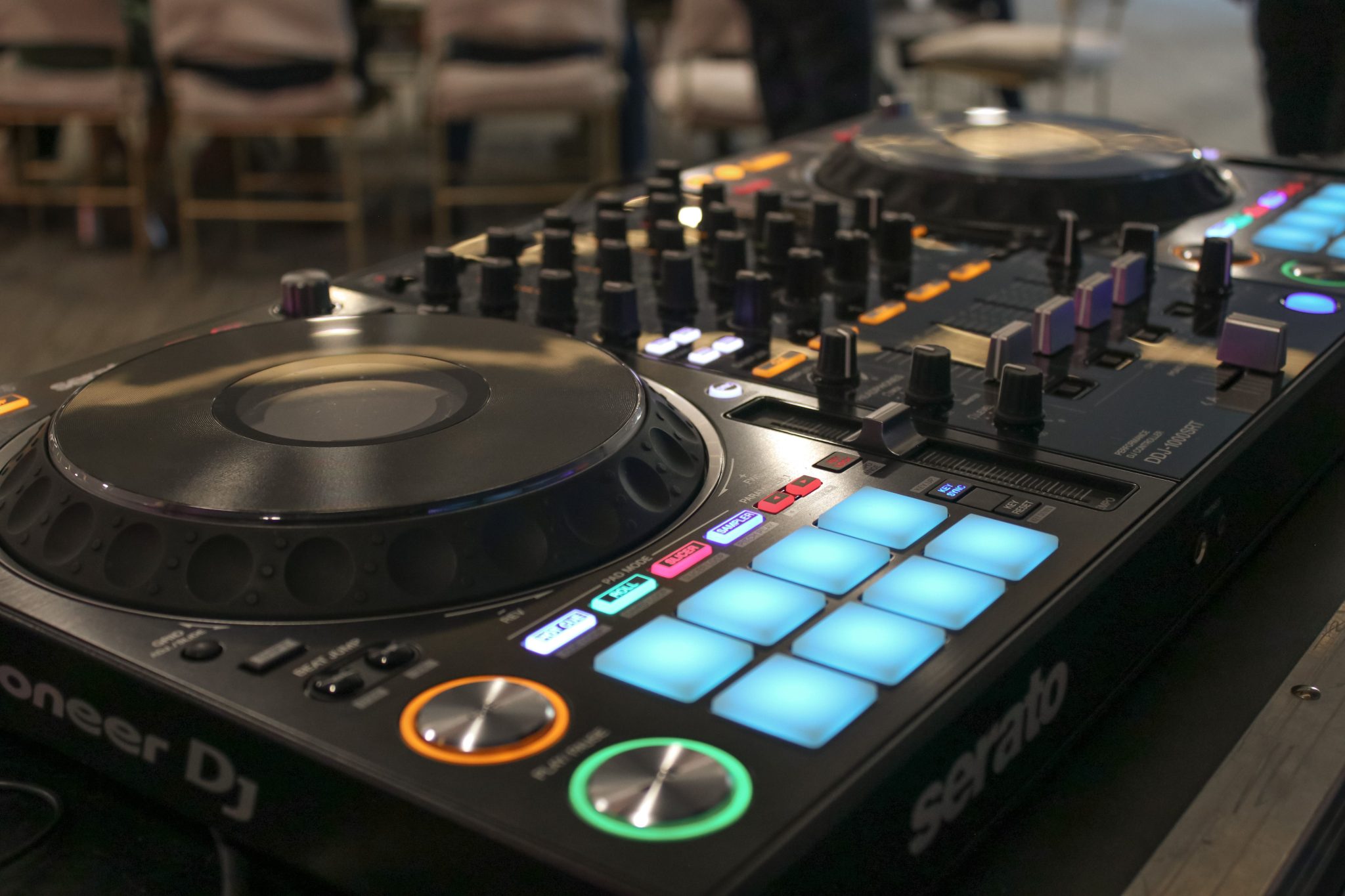 DJ-controller for begyndere: Rekordbox vs. Serato